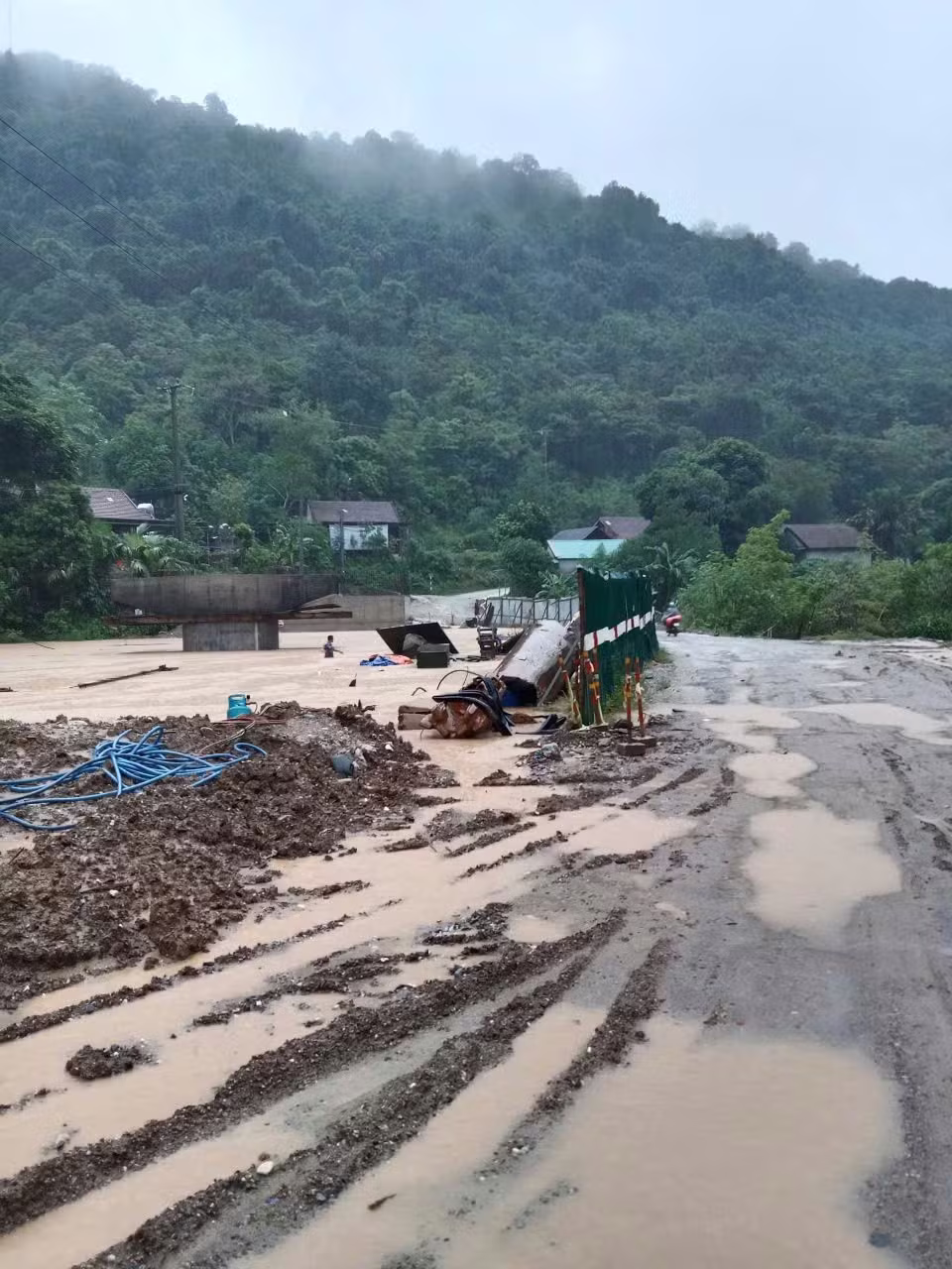 mưa lớn ảnh 3