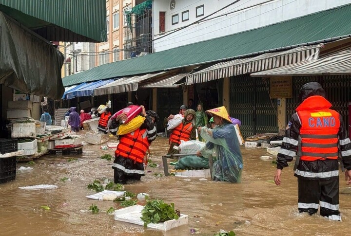 Mưa lớn nhấn chìm chợ đầu mối ở Lạng Sơn