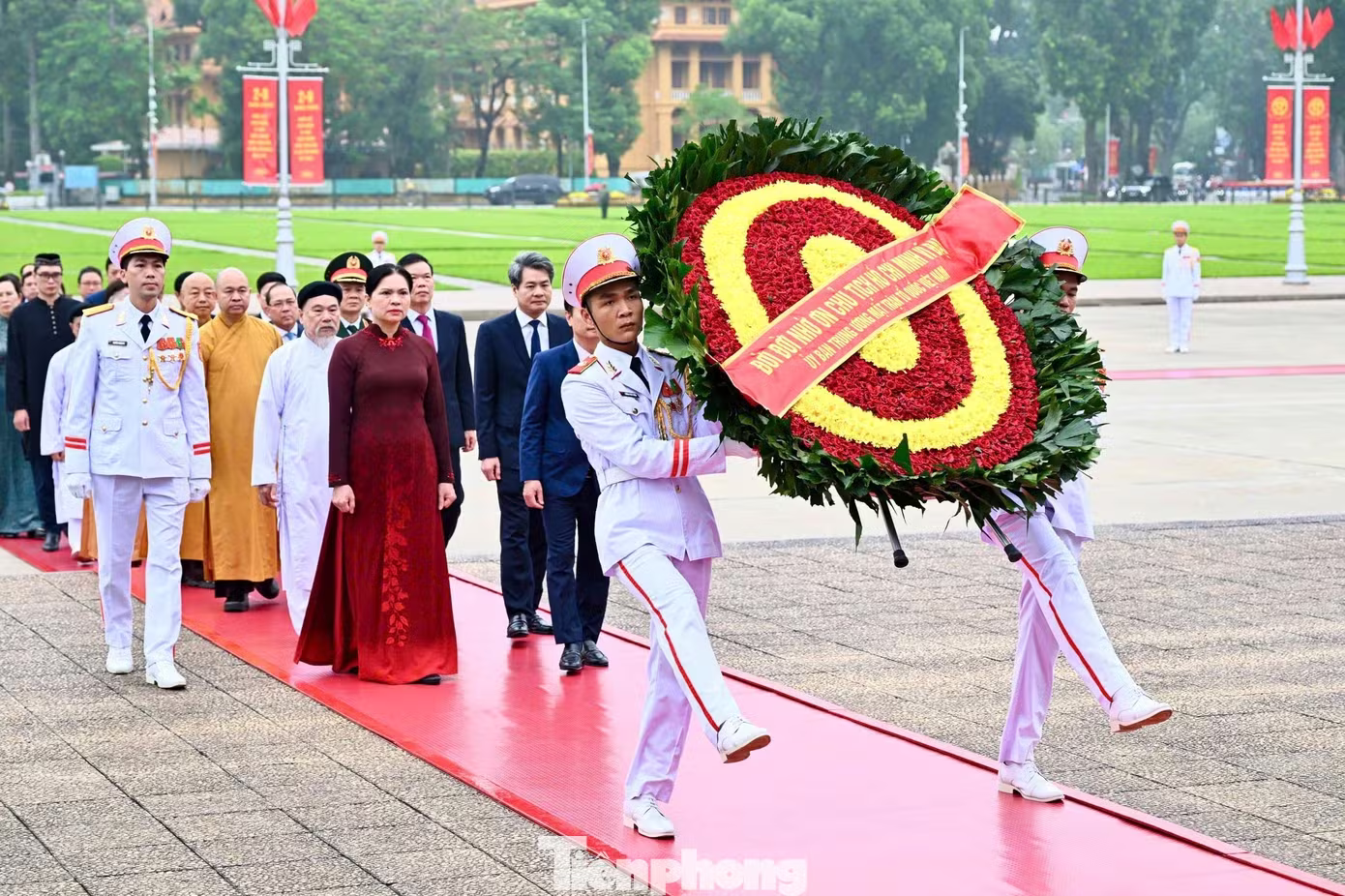 L&atilde;nh đạo Đảng ảnh 8