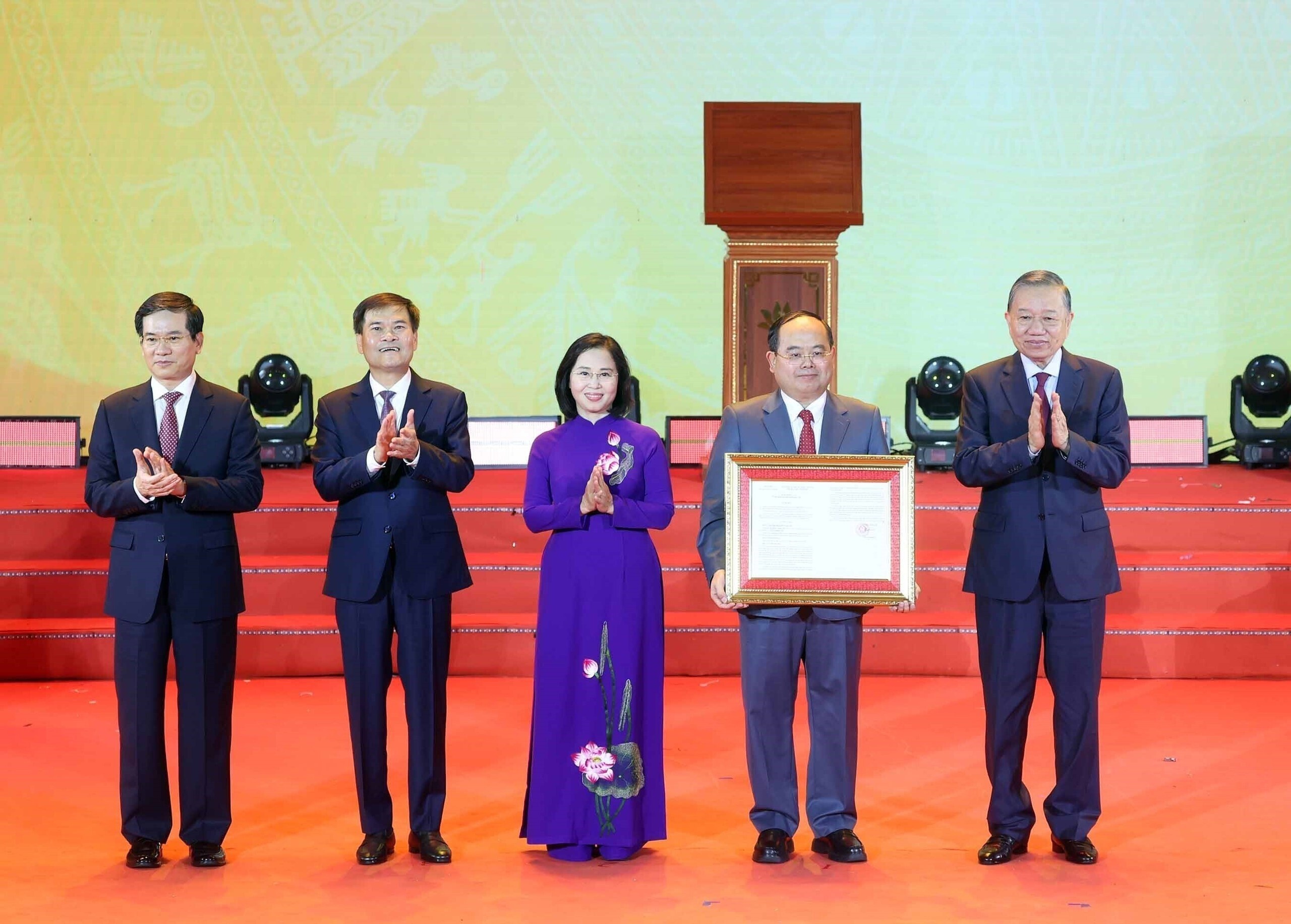 th&agrave;nh phố Quảng Ninh ảnh 1