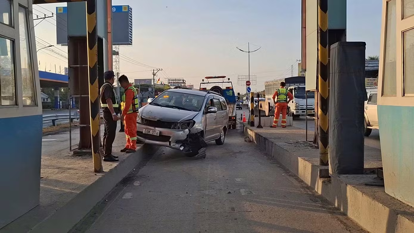 Ôtô chở 6 người mất lái đâm trạm thu phí cao tốc TP.HCM - Trung Lương
