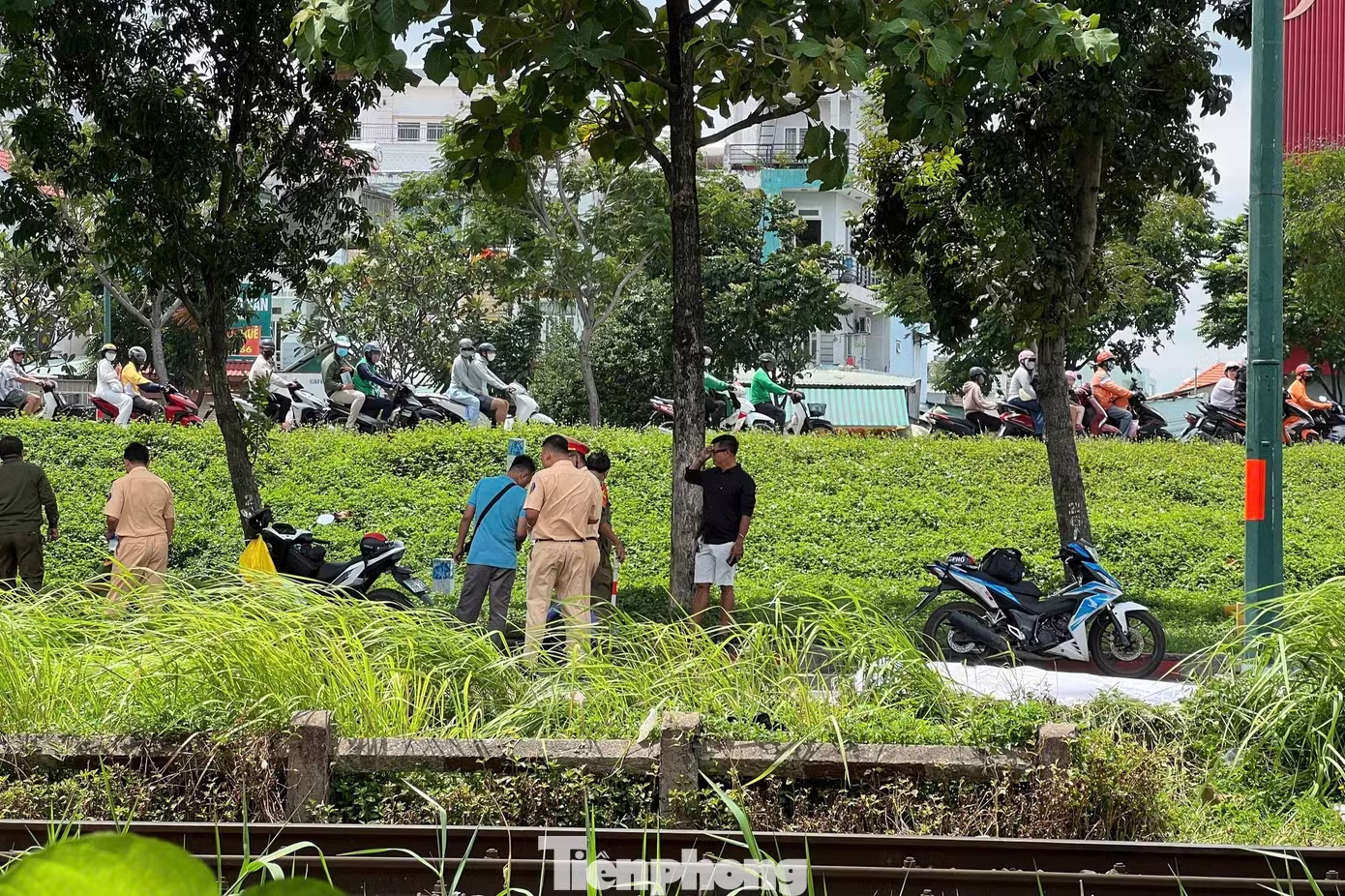 Nam thanh niên đi bộ trên đường ray ở TP.HCM bị tàu hỏa tông tử vong