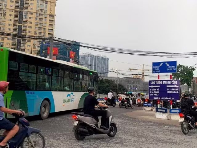 Hà Nội cho ôtô, xe máy đi vào làn BRT trục Láng Hạ - Giảng Võ từ 15/9