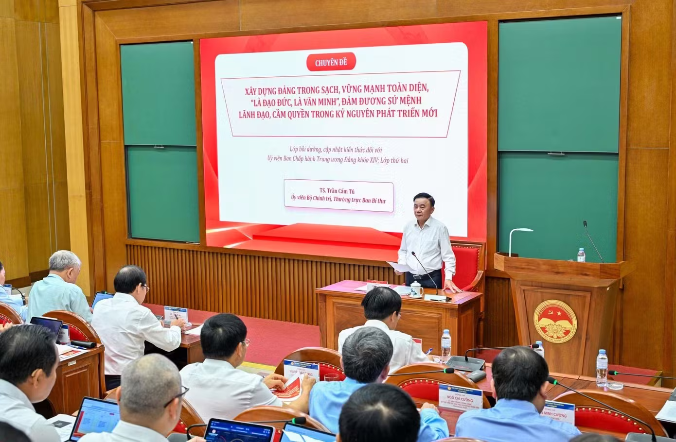 Đẩy mạnh phân cấp, kiểm soát quyền lực chặt chẽ, hiệu quả
