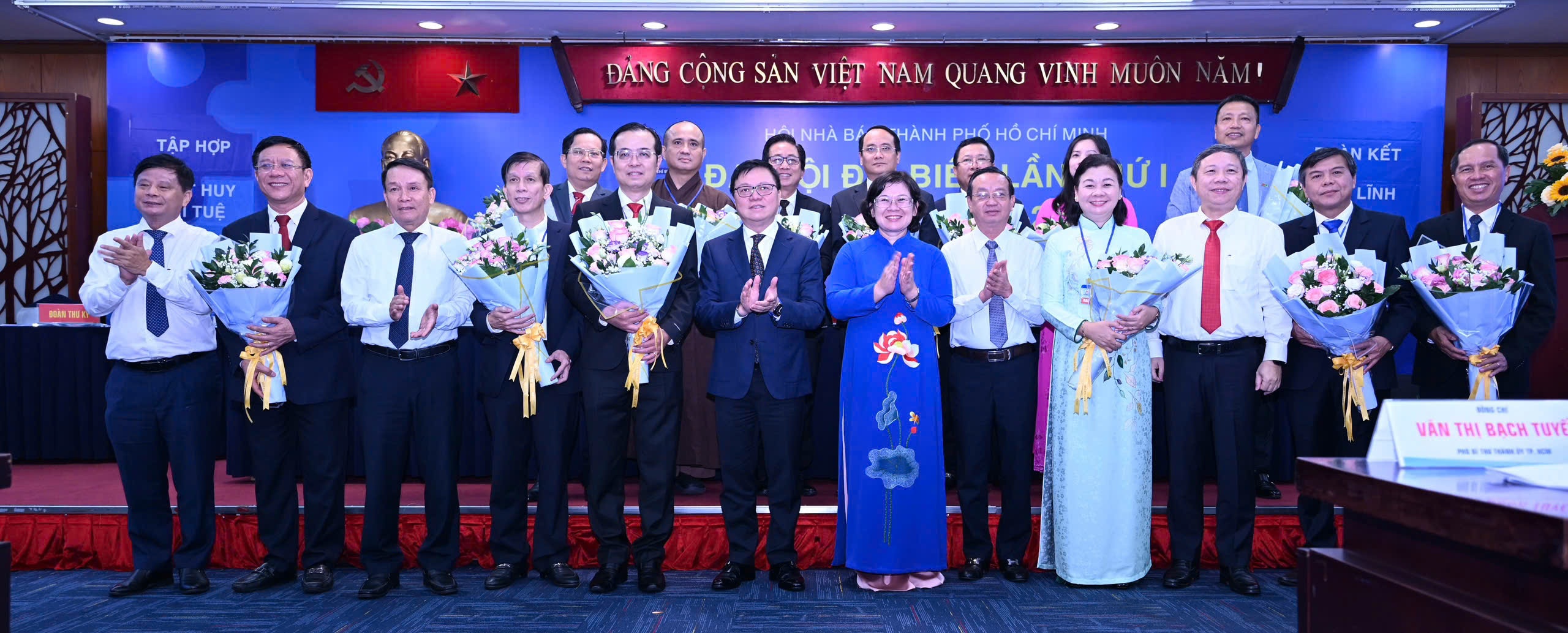 l&ecirc; văn minh ảnh 2