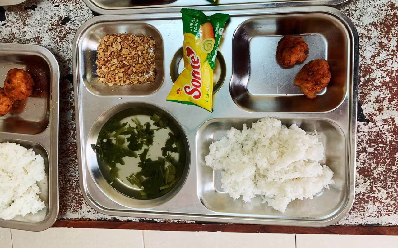 Dân mạng 'dậy sóng' vì khay cơm bán trú đạm bạc ở Phú Thọ