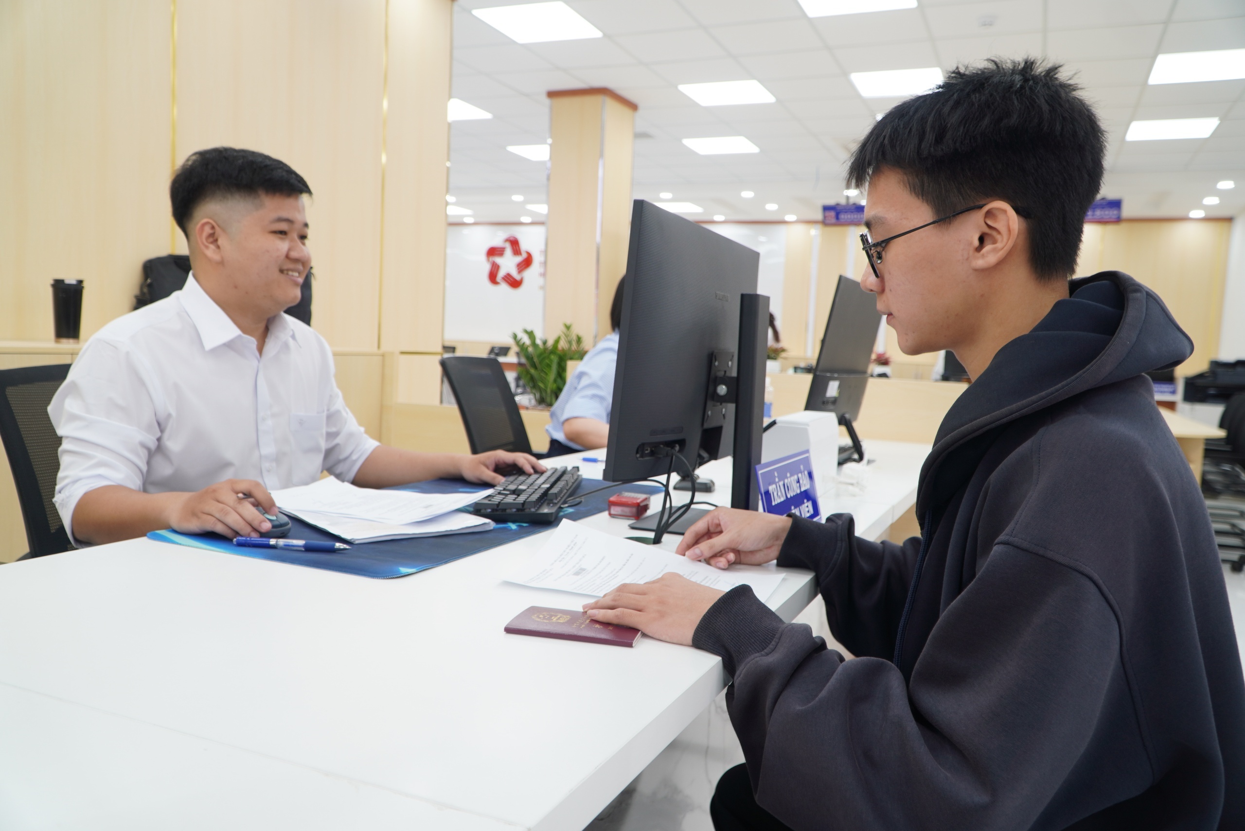C&aacute;n bộ  ảnh 2