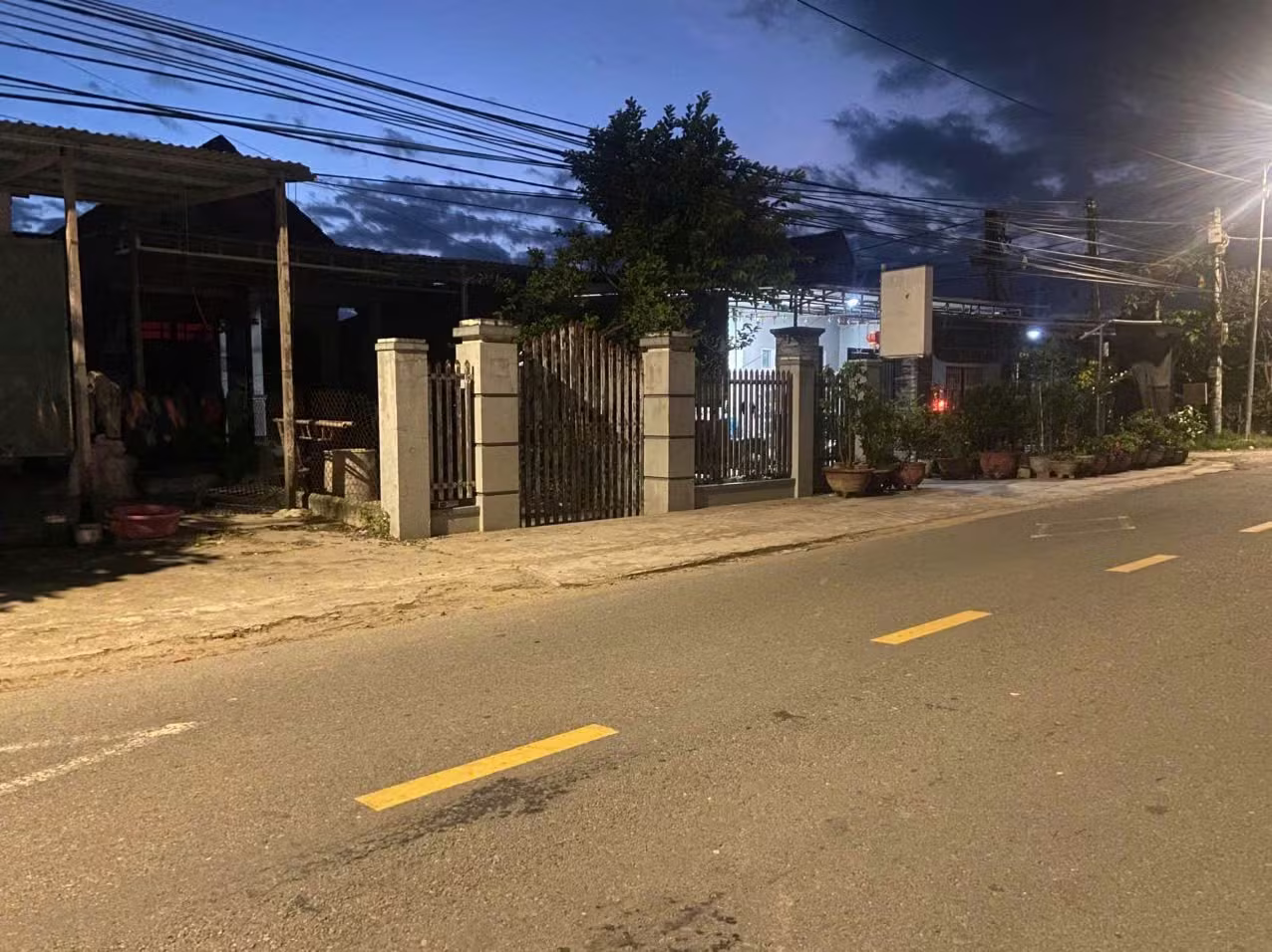 Người dân gần trại giam A2 ở Khánh Hòa đóng chặt cửa, hạn chế ra đường