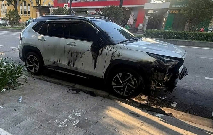 Ôtô bị đốt phá khi đang đậu ven đường, hư hỏng nghiêm trọng ở Huế