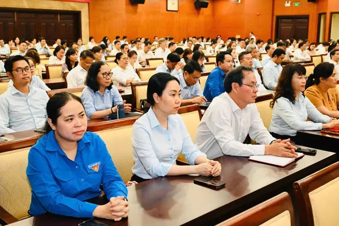 C&ocirc;ng t&aacute;c c&aacute;n bộ ảnh 3