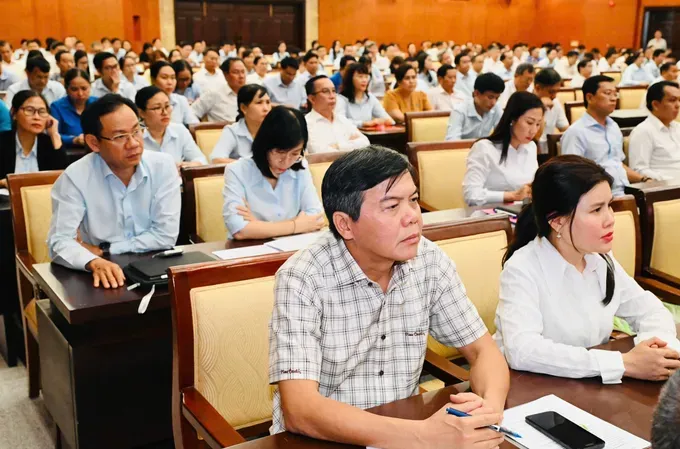 C&ocirc;ng t&aacute;c c&aacute;n bộ ảnh 2