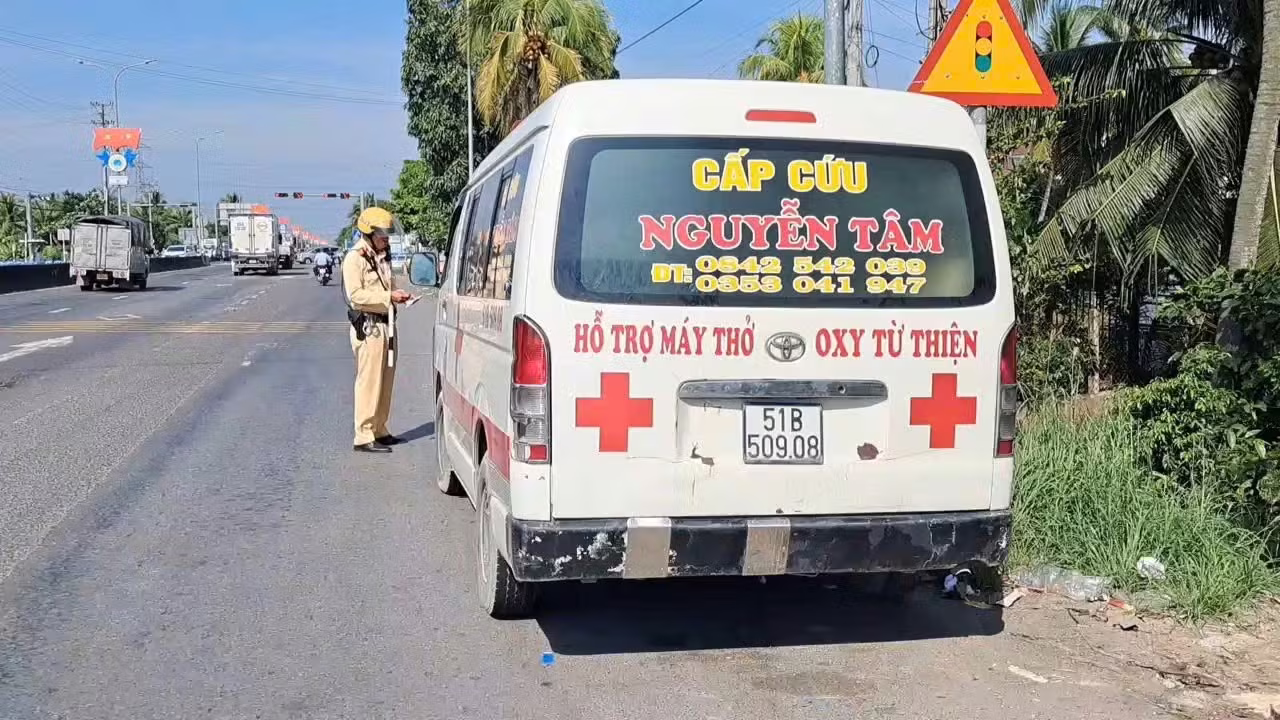 Tạm giữ xe cứu thương '4 không'