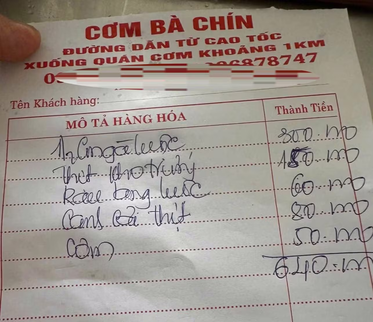 Ghé quán cơm bình dân, tài xế bức xúc vì nửa con gà giá 300.000 đồng