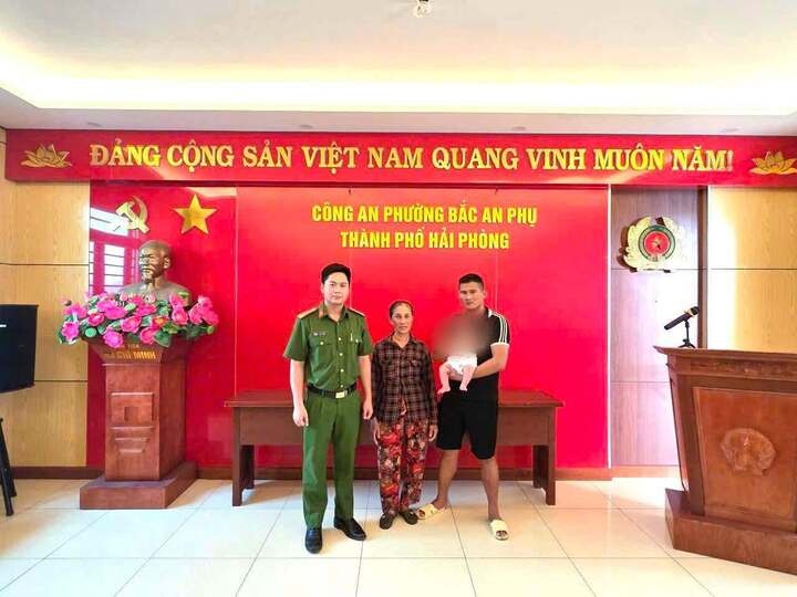 Bé gái 2 tháng tuổi bị bỏ rơi trước cổng nhà dân ở Hải Phòng
