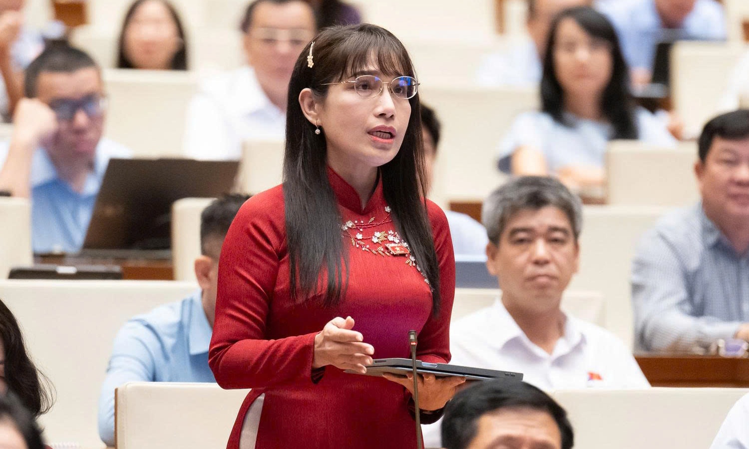 ĐBQH: Vì sao đĩa cơm, chai nước trong trường học đắt hơn bên ngoài?
