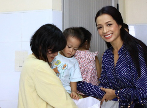 Thuy Hang gian di di tang qua Trung thu cho benh nhi hinh anh