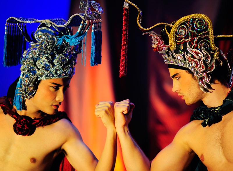 Ba Thang dien tuong voi ban Tay hinh anh