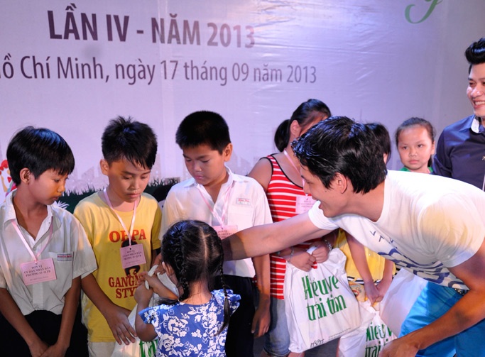 Con gai Binh Minh theo bo di tang qua Trung thu hinh anh