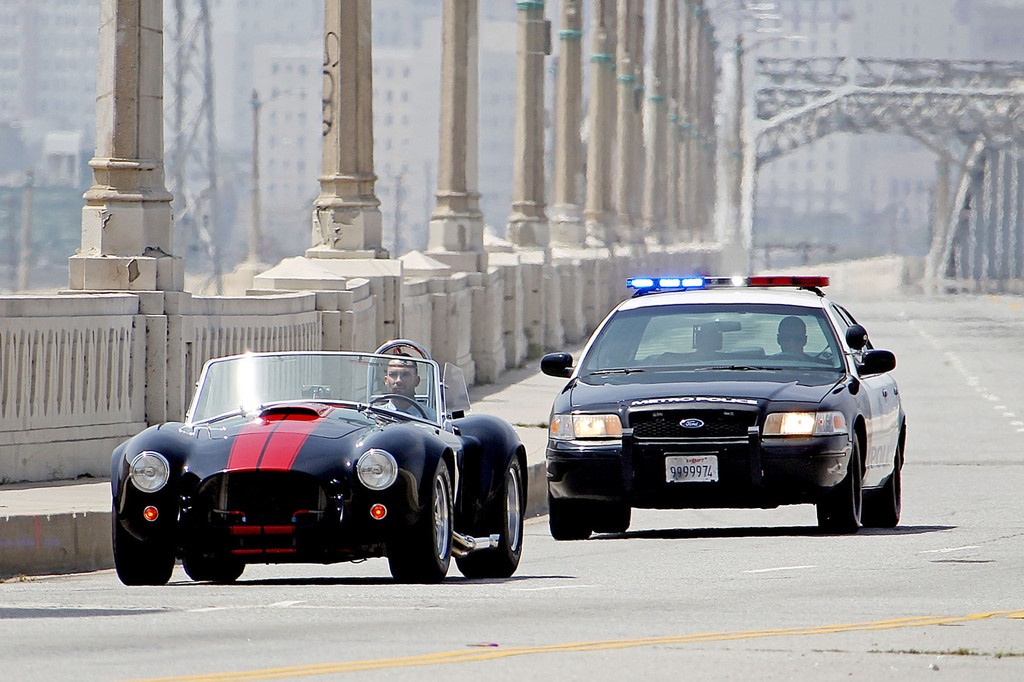 Nhung sieu xe ruot duoi nghet tho trong loat MV US-UK hinh anh