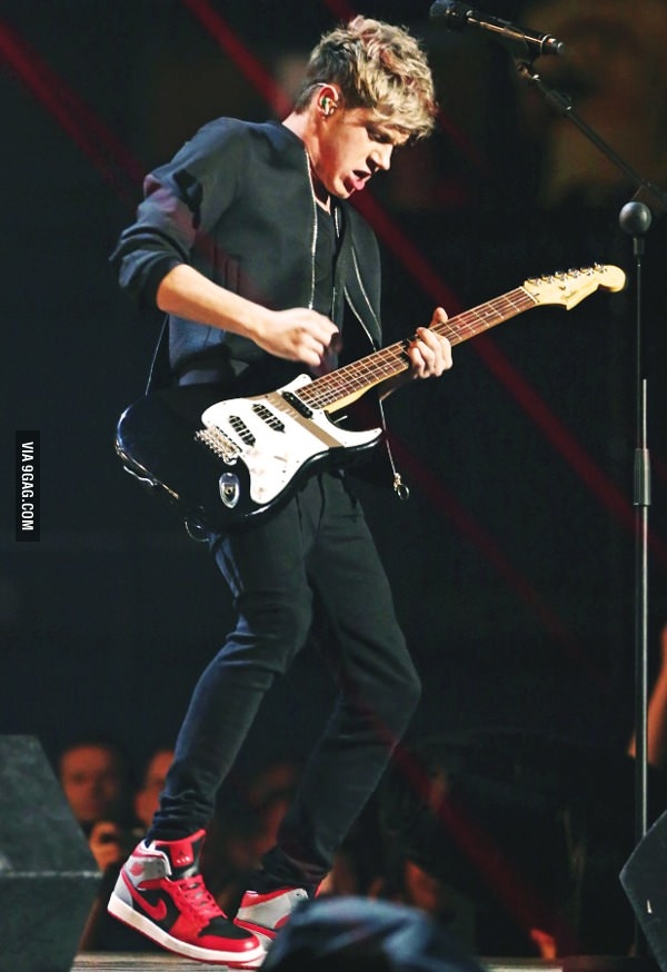 Thanh vien One Direction bi mia mai vi cam dan cho oai hinh anh