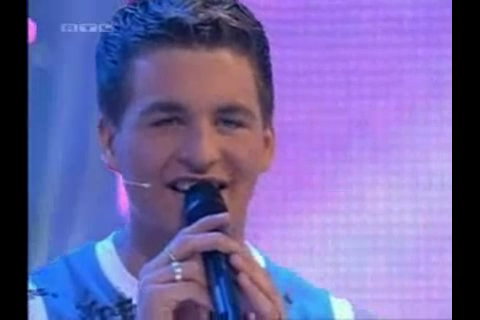 Cry on my shoulder hinh anh