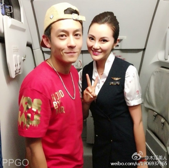 Sao Hoa ngu than thien chup anh voi tiep vien hang khong hinh anh