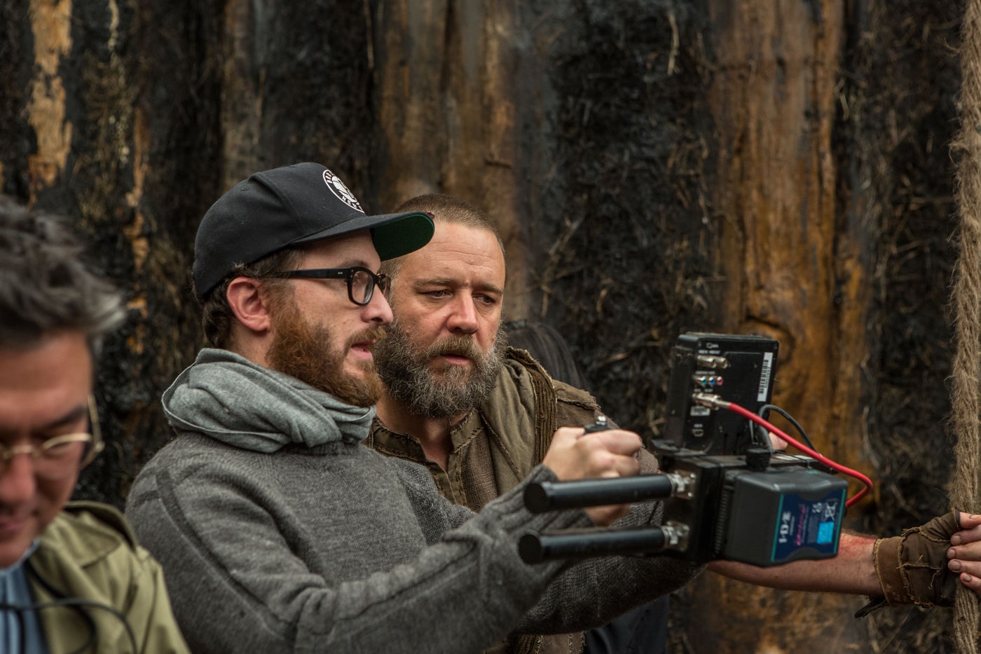 Đạo diễn Darren Aronofsky và nam diễn viên chính Russell Crowe trên trường quay của Noah.