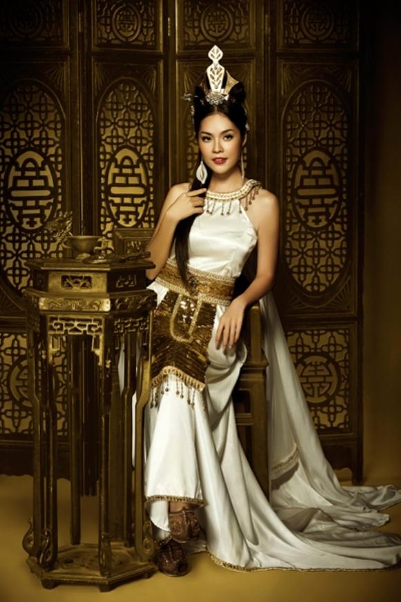 Dương Cẩm Lynh vào vai công chúa.