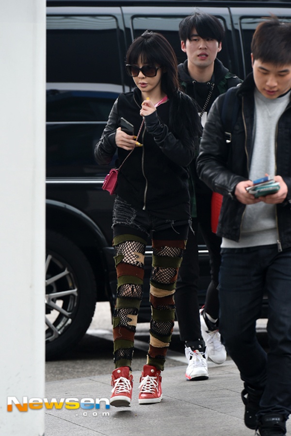 Nhóm nữ Hàn diện đồ cá tính như phong cách thường thấy, đặc biệt là thành viên Park Bom diện chiếc quần xẻ rách “tả tơi”, đeo kính mắt to choáng gần hết gương mặt. Nữ ca sĩ còn gây chú ý vì gương mặt nhỏ bé và cứng vì lạm dụng phẫu thuật thẩm mỹ nhiều lần. 