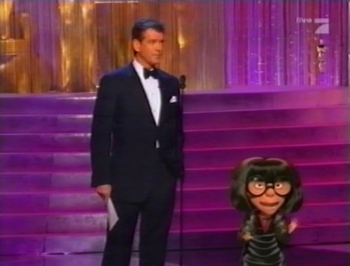 Nhân vật Edna Mode gây ấn tượng đến nỗi cô được các đạo diễn lồng vào sân khấu của lễ trao giải thưởng Oscar năm 2004. Cô xuất hiện để công bố người chiến thắng tại hạng mục Thiết kế phục trang xuất sắc nhất bên cạnh nam diễn viên Pierce Brosnan.