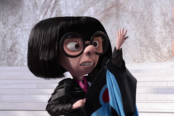 Trong một lần thử hình ảnh, đạo diễn Brad Bird đã thu âm tạm giọng nói của ông cho nhân vật nhà thiết kế Edna Mode. Sau khi thử giọng rất nhiều các diễn viên khác, ê-kíp làm phim quyết định chọn giọng của… Brad Bird bởi chỉ có giọng của ông là đáp ứng được yêu cầu của tất cả mọi người.