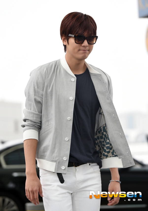 Nhắc tới Lee Min Ho, sáng ngày hôm nay (10/4), mỹ nam xứ Hàn cũng tới sân bay Incheon tới Trung Quốc tham dự buổi lễ trao giải dành cho phim ảnh.