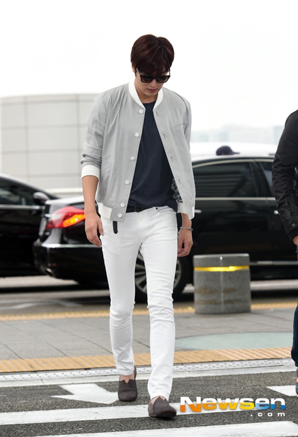 Ngôi sao The Heirs diện đồ nhã nhặn, xung quanh là nhiều vệ sĩ đi cùng.