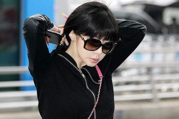 Park Bom lo mat cung vi lam dung dao keo hinh anh