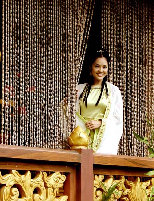 Cẩm Lynh vào vai công chúa Quỳnh Nga xinh đẹp, có tài bắn cung, cỡi ngựa. Ảnh: Mắt Vàng