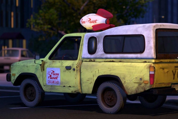 The Incredibles là bộ phim duy nhất của hãng Pixar không có sự xuất hiện của chiếc xe tải Pizza Planet trứ danh từ phim Toy Story. Tuy nhiên, trong phiên bản game của bộ phim thì chiếc xe này lại xuất hiện.