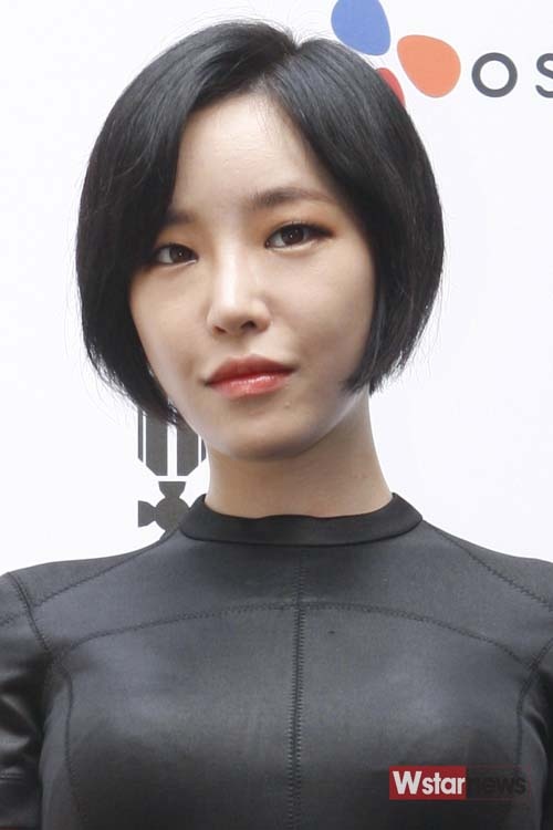 Ga In cũng hầu như không cười thoải mái, vẻ cứng nhắc thiếu biểu cảm của cô càng làm dấy lên nghi vấn phẫu thuật thẩm mỹ.