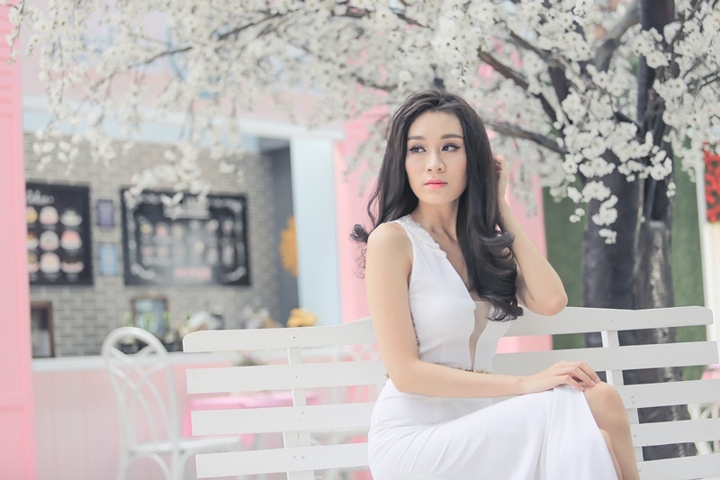 Minh Thu dien vay xe nguc sau goi cam hinh anh