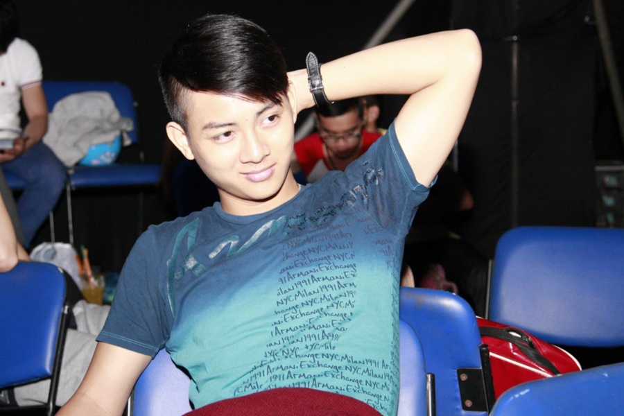 Andrea Bocelli là một ca sĩ người Ý nổi tiếng với chất giọng nam cao. Anh bẩm sinh có tật ở mắt và hoàn toàn mù vào năm 12 tuổi vì tai nạn.