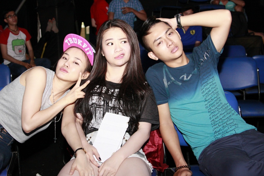 Đây là khó khăn lớn đối với Hoài Lâm khi trình diễn trên sân khấu luôn phải nhắm mắt và tìm cách truyền tải cảm xúc thông qua giọng hát của mình.