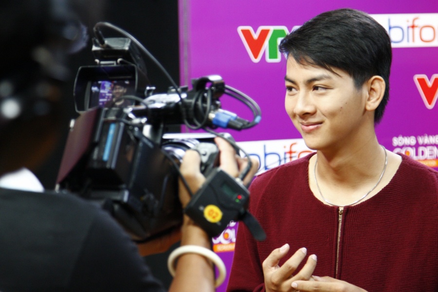 Để tìm cảm xúc cho tiết mục dự thi, Hoài Lâm luôn tranh thủ nhắm mắt hát mọi lúc mọi nơi. 