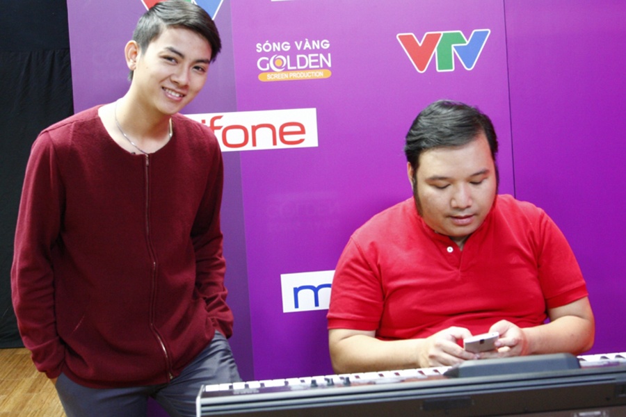 Hoài Lâm chia sẻ: “Khi luyện tập tiết mục này, Hoài Lâm rất nể phục người danh ca này vì tai nạn với đôi mắt đã không thể ngăn cản tình yêu nghệ thuật thăng hoa trong ông. Khi em hát trong trình trạng mắt nhắm, em có một cảm giác lạ lắm vì mình không cần giao tiếp bằng mắt với khán giả mà lay động họ bởi chính giọng hát nhiều cảm xúc của mình. Em sẽ trình diễn ca khúc này như một lời cảm ơn người ca sĩ này đã cho em biết âm nhạc có một sức mạnh lớn lao đến vậy”