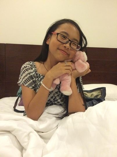 Phương Mỹ Chi ôm đồ chơi ở phòng khách sạn.