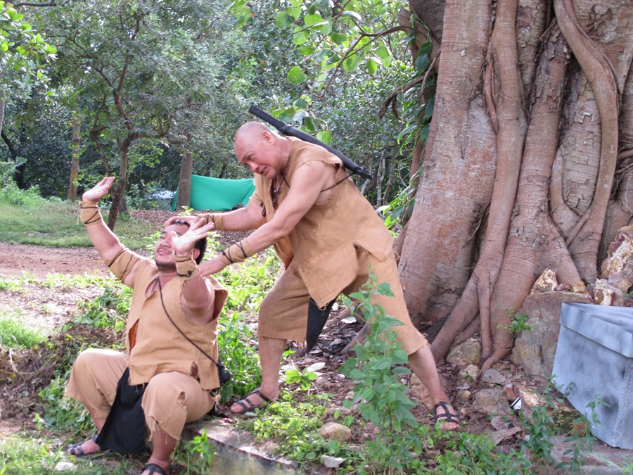 Trong phim Cuộc chiến với chằn tinh, Hiếu Hiền đảm nhận một vai nhỏ là tướng cướp Tứ Lang. Tuy ít phân đoạn quay nhưng Hiếu Hiền đã phải rất vất vả để hoàn thành những cảnh quay trong phim. Để hoá thân vào một vai tướng cướp, Hiếu Hiền đã phải bỏ ra rất nhiều thời gian để tập luyện võ trước đấy. Những cảnh quay đánh đấm trong phim, Hiếu Hiền đã xin đạo diễn cho phép mình tự thể hiện và không cần nhờ vào diễn viên đóng thế để giữ nguyên được cảm xúc của nhân vật.