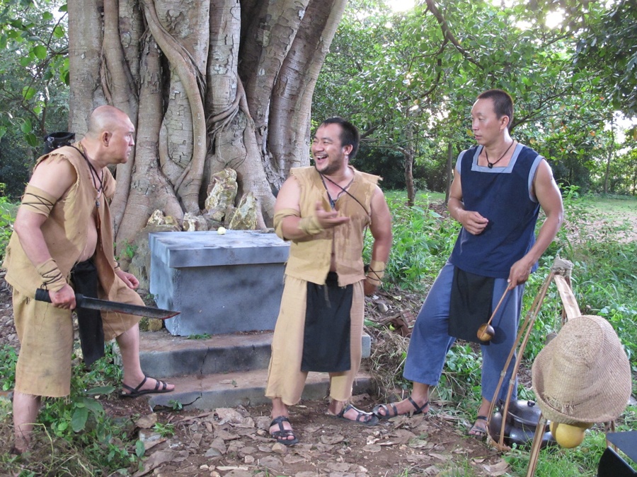 Bộ phim cũng công bố giá vé ưu đãi chỉ 30-40.000 đồng phù hợp với đối tượng học sinh, sinh viên, giúp bộ phim nhanh chóng đến với khán giả cũng như tạo điều kiện để khán giả Việt có cơ hội thưởng thức phim Việt được đầu tư công phu, nghiêm túc.