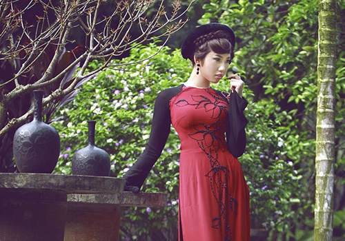 Thuy Ngan rang ro voi ao dai sen cach dieu hinh anh
