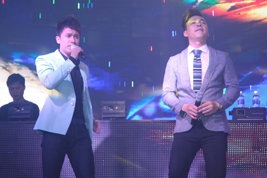 Sau khi trở về nước, nhóm liên tục tổ chức các đêm minishow tại các tỉnh thành miền Tây, miền Bắc để giới thiệu rộng rãi những ca khúc mới nằm trong album như: Khoảng trống để lại, Nụ cười đắng, Sẽ không buông tay, Mong em quay về.