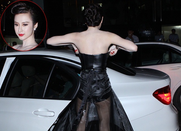 Ra khỏi xe, Angela Phương Trinh xốc lại bộ đầm cúp ngực khi tới dự khai trương của một quán bar với trai đẹp Omar và ba anh em nhà họ Lưu vào năm ngoái. 