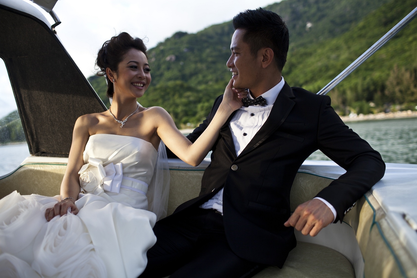 Chuyen moi tinh ngot ngao giua trai tan va gai mot doi chong hinh anh