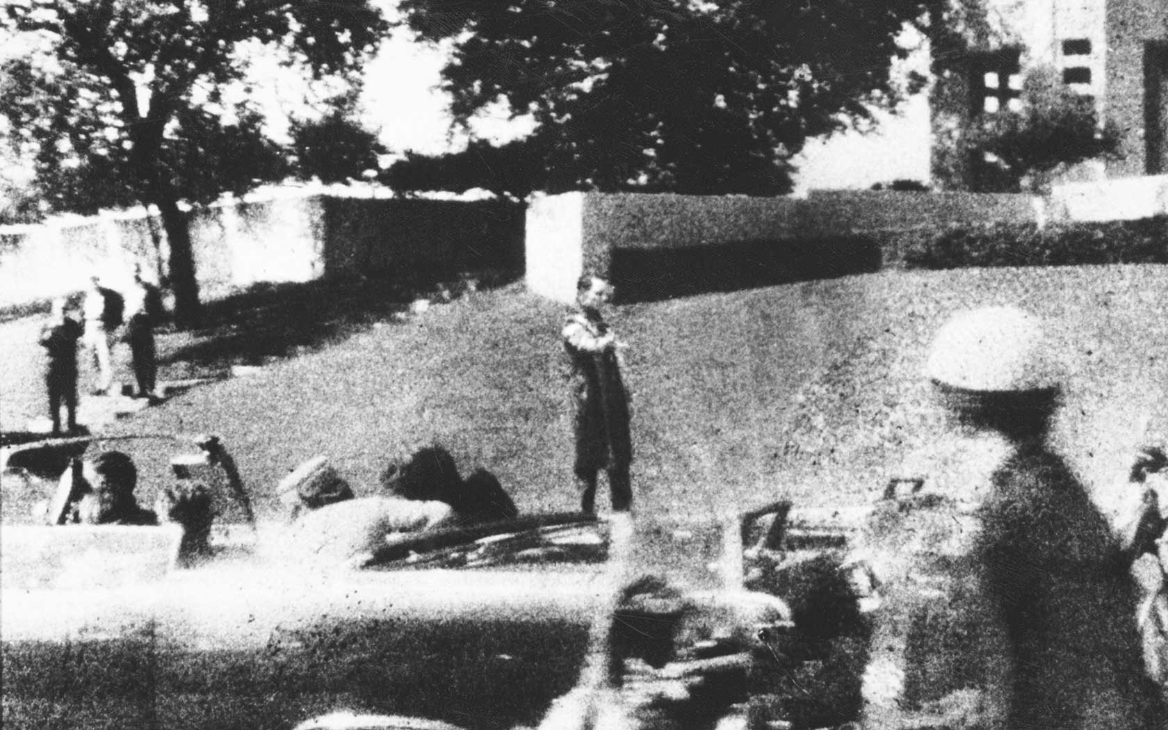 Vụ ám sát tổng thống John F. Kennedy đã làm bùng lên cuộc tranh cãi về người đột biến khi một người đột biến với biệt danh Magneto được cho là liên can tới vụ ám sát tổng thống Kennedy sau khi có nhân chứng phát giác. Magneto phủ nhận cáo buộc có liên quan trực tiếp đến vụ việc và làm dấy lên phong trào “Trả tự do cho Magneto”.